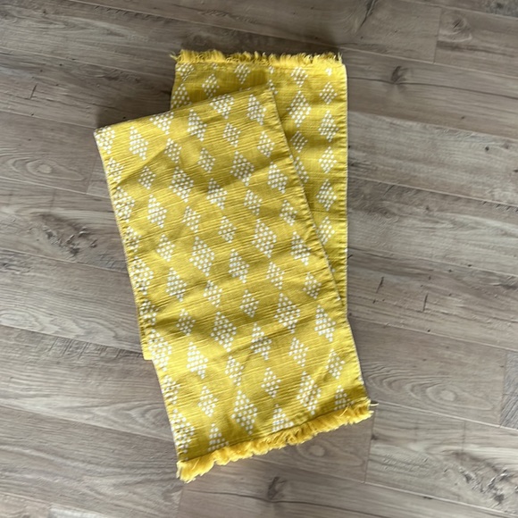 Table Runner - Picture 2 of 4